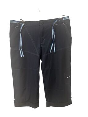 Nike women's navy blue athletic capri pants, also known as "clam diggers sz M